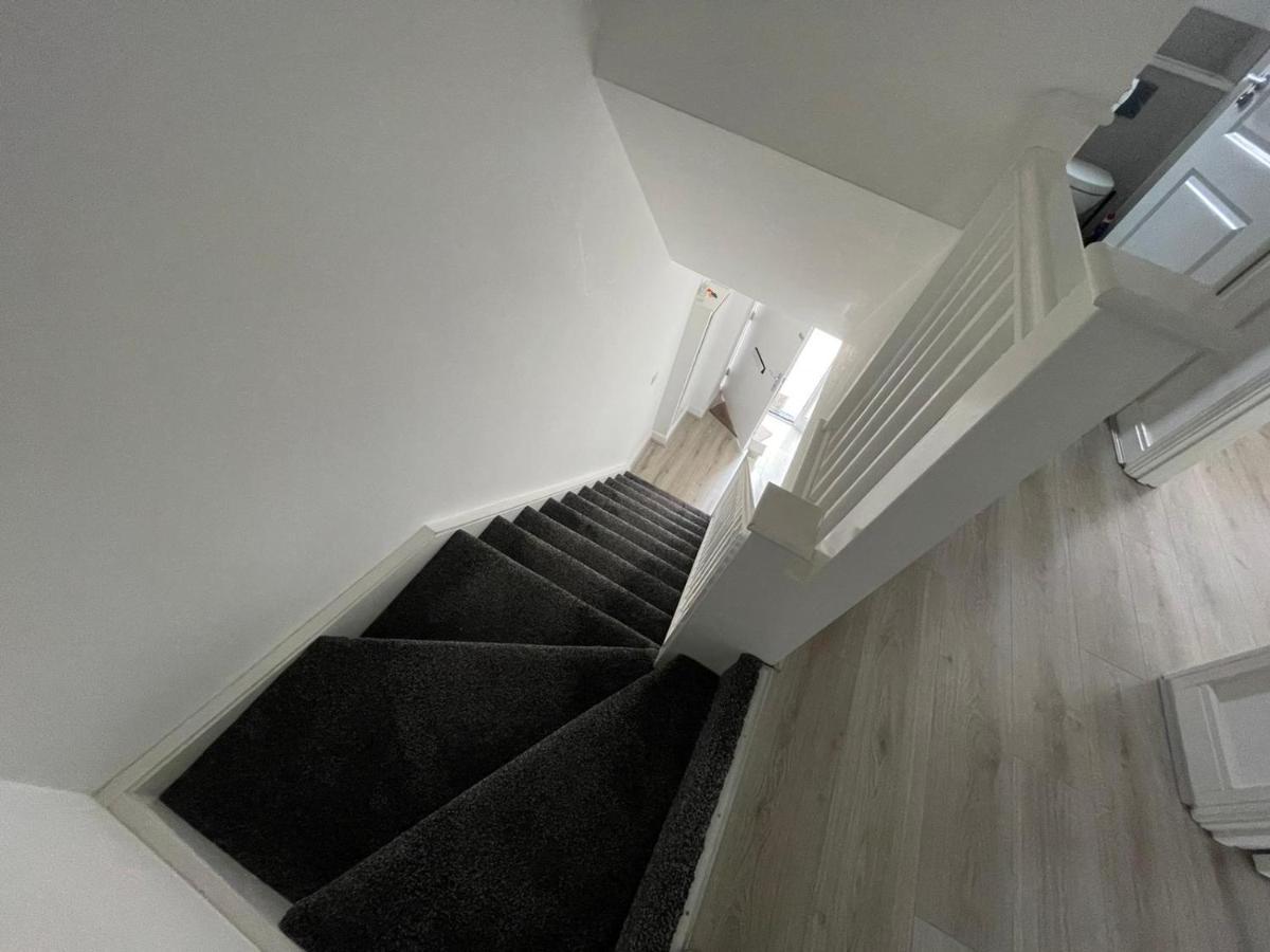 Modern Room With Huge Bed - Walk To City Centre! Manchester Exterior photo